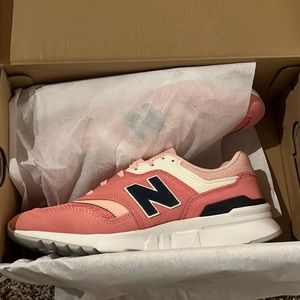 Brand new , new balance size 8 in women’s NEVER WORN!